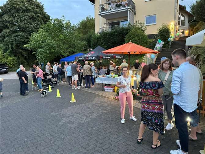 Gelungenes Nachbarschaftsfest: Frühlingstraße feiert „Sommer, Schluss, Party“. Foto: privat