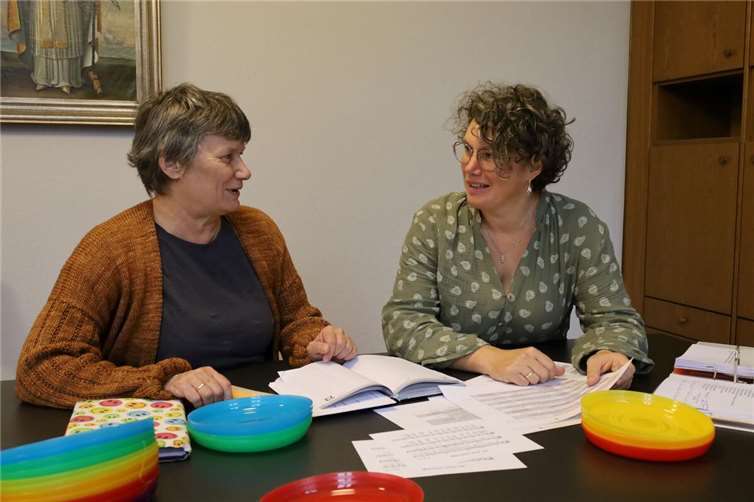Gemeindeassistentin Pia Haep und Gemeindereferentin Monika Lellmann koordinieren und planen die etwa 90 Termine der Kommunionvorbereitung im Pastoralen Raum Mayen.  Foto: Susanne Möckel-Lamberty