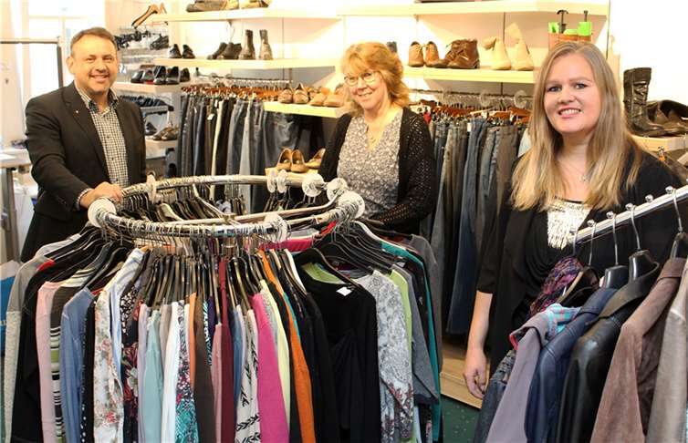 Gemeindecaritas-Referent Rainer Lehmler (li.) beim Besuch im Anziehpunkt in Montabaur. Gemeinsam mit der neuen Leiterin Vera Zimmermann (re.) und deren Stellvertreterin Birgit Kaiser berät er, wie man neue Ehrenamtliche für den Secondhandladen gewinnen kann. Insbesondere männliche Helfer werden im Anziehpunkt Montabaur dringend gesucht. Aktuell gehören zu dem Team, das aus rund 40 Ehrenamtlichen besteht, gerade einmal drei Männer.Quelle: Caritasverband Westerwald-Rhein-Lahn e. V.