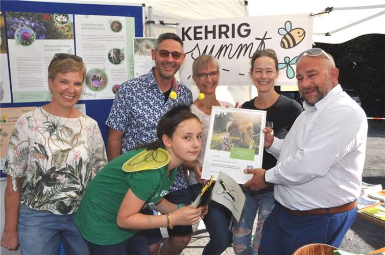 Im Kehriger Blüten- und Blumenmeer summen die fleißigen Bienen Gemeindechef, Stefan Ostrominski (re) kam, um der Initiative zu gratulieren.