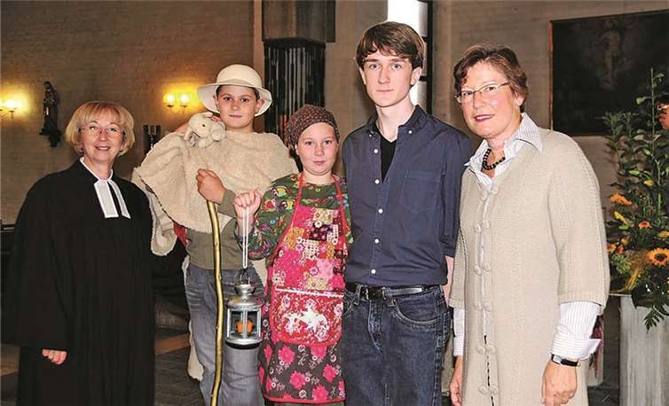 Gemeindepädagogin Heidrun Würtz mit den Darstellern Michael Hindert, Lena Moll, den jungen Organisten Jonas Adam und Gemeindereferentin Claudia Schütz-Großmann (v.li.n.re.). privat