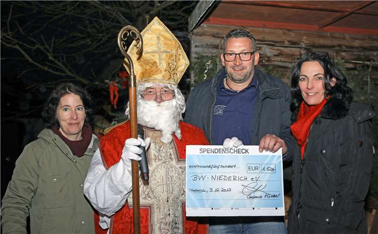 Gemeinderatsmitglied Constanze Kunkel (r.) übergab beim Weihnachtsmarkt in Niederich eine Spende von 1500 Euro an den Brauchtums- und Verschönerungsverein Niederich. -JOST-
