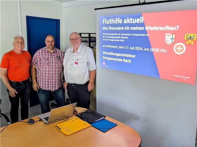 Gemeinderatsmitglied Dieter Lietzmann (v. li.) Ortsbürgermeister Thomas Hostert und Gerold Sprenger, Fluthilfeberater der Johanniter und Dozent des Abends, begrüßten die Anwesenden zur Informationsveranstaltung „Fluthilfe aktuell – Wie finanziere ich meinen Wiederaufbau?“. Foto: Thorsten Trütgen / VG Altenahr