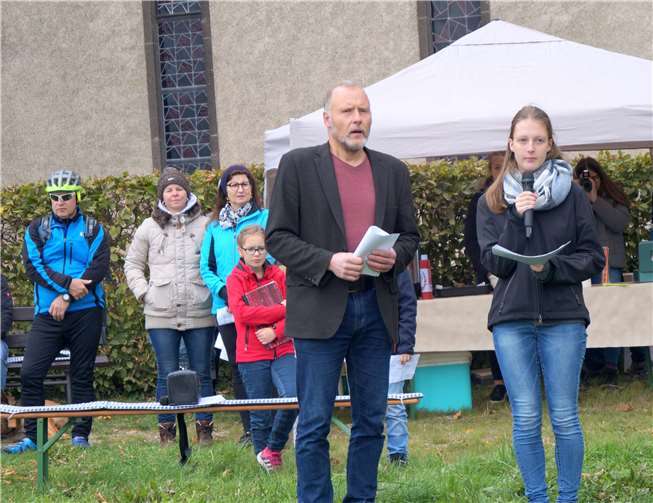 Gemeindereferent Bernd Gilles undseine weibliche Assistentin trugen die Fürbitten vor.