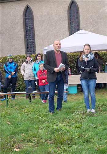 Gemeindereferent Bernd Gilles undseine weibliche Assistentin trugen die Fürbitten vor.