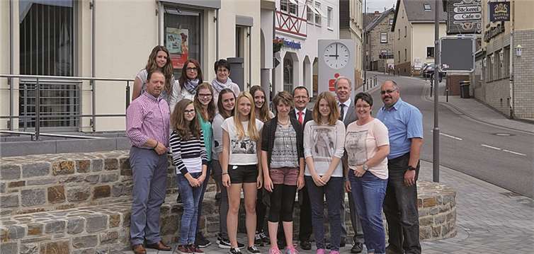 Gemeindereferent Markus Alt, Elmar Franzen, Helmut Gabler sowie Mitglieder und Betreuer der Jugendgruppe Bibel-Banger. privat