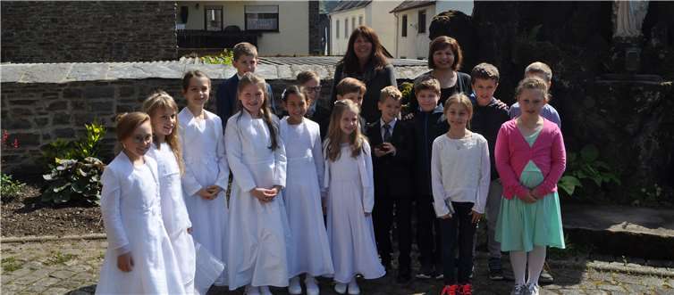Gemeindereferentin Andrea Ulrich (Mitte) und SOLWODI-Pressereferentin Ruth Müller nach dem Dankgottesamt in der St. Rochus-Kirche in Hatzenport.Foto: SOLWODI
