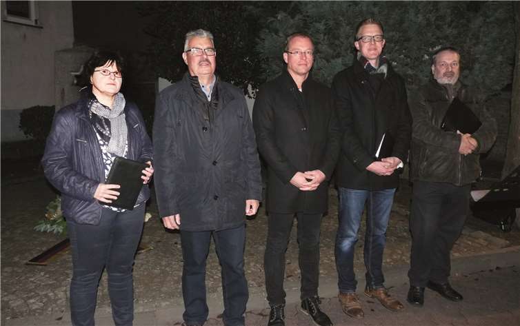 Gemeindereferentin Bärbel Gorges (v. l.), Stadtbürgermeister Hans Peter Ammel, Verbandsgemeindebürgermeister Jörg Lempertz, Pfarrer André Beetschen und Schriftsteller Alexander Murrenhoff gestalteten die Gedenkfeier in der Wollstraße. FRE