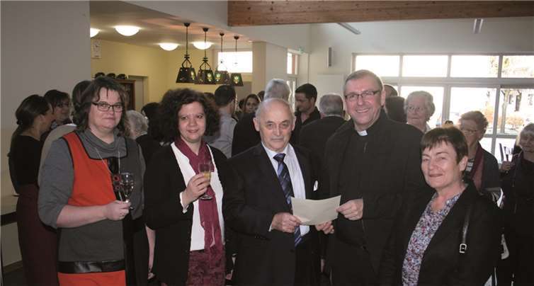 Gemeindereferentin Christel Fassian-Müller, Organistin Andrea Ernst, Pfarrer Günter Marmann und Pfarrgemeinderatsvorsitzende Marlene Philippi (v.li.) dankten Martin Heuser (Mitte) für seine langjährige Tätigkeit. WER