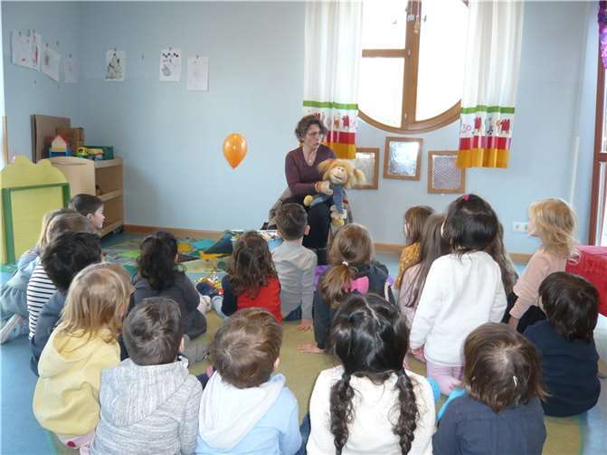 Gemeindereferentin Frau Schneider mit ihrer Freundin, der Handpuppe Maya. Foto: privat