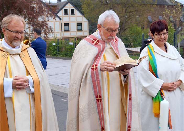 Gemeindereferentin Gabriele Franz (rechts), Pastor Hermann-Josef Floeck und Pater Norbert Maier begrüßten und segneten die Erstkommunionkinder, bevor man feierlich in die Pfarrkirche von Treis einzog. Fotos: MT