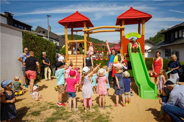 Gemeindereferentin Manuela Krämer-Breuer lud zur Spielplatz-Einsegnung ein.  Foto: Ramona Knieps