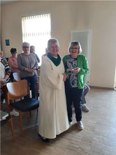 Gemeindereferentin Marianne Krämer-Birsens wurde mit einem Präsent verabschiedet.  Fotos: Frauengemeinschaften Kruft und Kretz