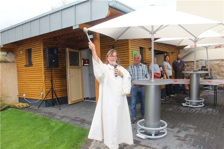 Gemeindereferentin Renate Schmitt bei der Einsegnung von Platz und Gebäude am Viedeler Bur.  Fotos: privat