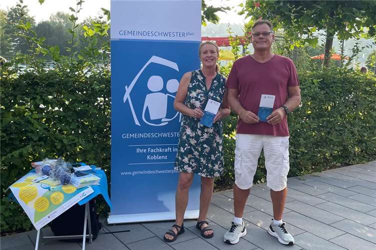 Gemeindeschwester plus Sabine Wieneke mit Bäderbetriebsleiter Ralf Alterauge. Foto: privat