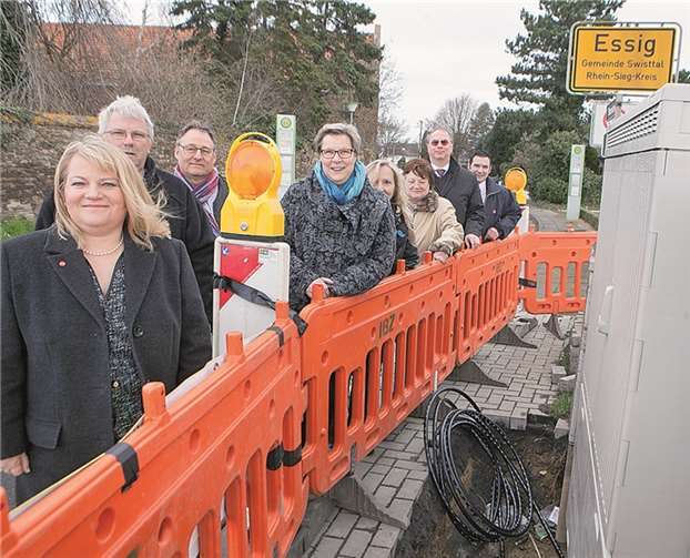 Gemeindeverwaltung, Ortsvorsteher und Vertreter der Telekommunikationsfirma bn:t freuten sich in Essig über die Fertigstellung des ersten Verteilerkastens für das schnelle Internet.JOST