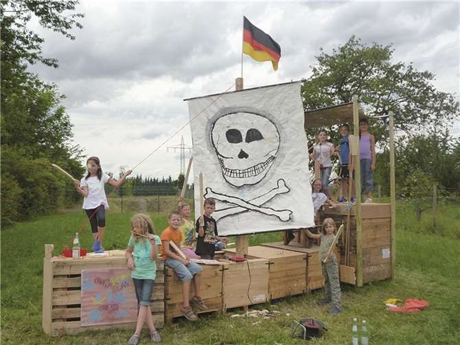 Gemeinsam Bauten die Piraten ihr neue Schiff auf.