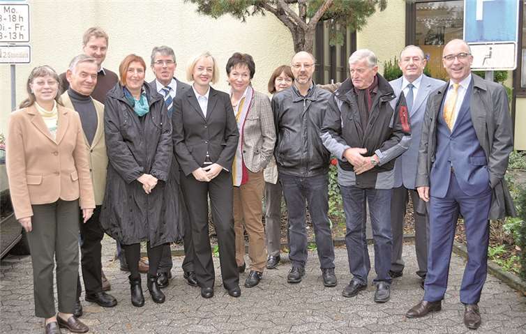 Gemeinsam Flagge zeigen: die Delegation von Vertretern der Ratsfraktionen und Bürgermeister Bert Spilles auf dem Weg zur Anhörung in den Düsseldorfer Landtag.  Stadt Meckenheim