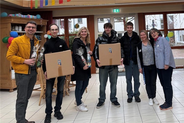 Gemeinsam Freude schenken: Der Cochem-Zeller CDU-Landtagsabgeordnete Jens Münster (1. von links) verteilte zusammen mit Nicole Jobelius-Schausten (3. von links) und der Jungen Union 700 von „Die Lohner‘s“ gestiftete Berliner an Seniorinnen und Senioren in vier Einrichtungen im Kreis Cochem-Zell – wie hier in Kaisersesch.