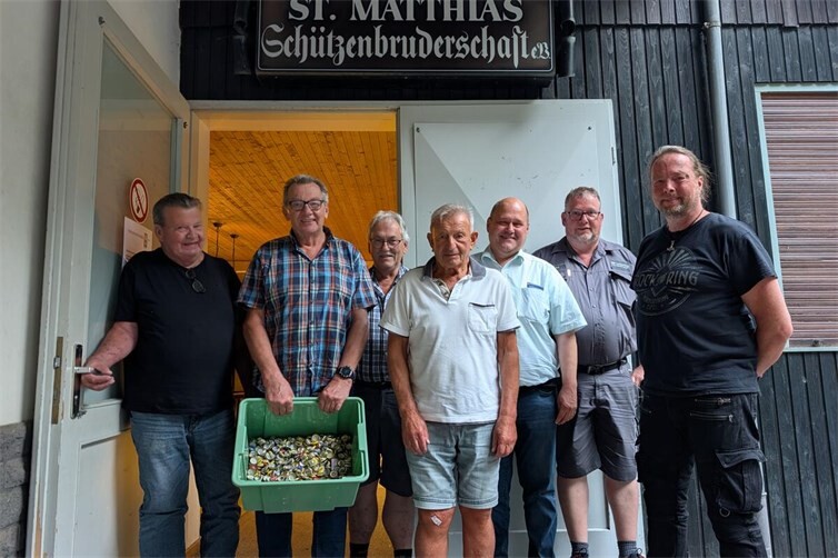 Gemeinsam Gutes tun - Die Brohler Matthias-Schützen (hier mit einem symbolischen Sammelbehälter) unterstützen die Kronkorken-Sammelaktion des Karnevalsklübchen Kraus für den guten Zweck   
