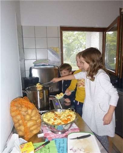 Gemeinsam Kochen macht Spaß. Quelle: VG Puderbach