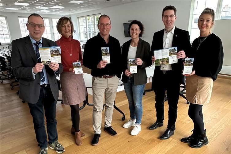Gemeinsam aktiv sein in der „Sagenhaften Vulkanregion Laacher See“ (von links): Johannes Bell, Bürgermeister VG Brohltal, Sarah Stein, Geschäftsführerin „Sagenhafte Vulkanregion Laacher See“, Jörg Lempertz, Bürgermeister VG Mendig, Heike Werf, Tourismusfachkraft „Sagenhafte Vulkanregion Laacher See“, Sebastian Busch, Bürgermeister VG Pellenz, und Julia Schweitzer, Sachbearbeiterin Tourismus und Kultur VG Mendig.  Foto: Stefan Pauly/VG-Verwaltung Mendig