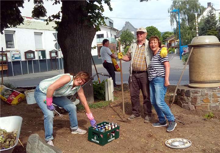 Gemeinsam arbeiten macht Spaß! Der Kreisel wurde mit neuer Bepflanzung verschönert.privat
