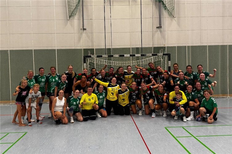 Gemeinsam auf dem Spielfeld: Die Damen des TV Bassenheim und VELO Handbal aus Wateringen nach einem gelungenen internationalen Testspiel in der Karmelenberghalle. 
