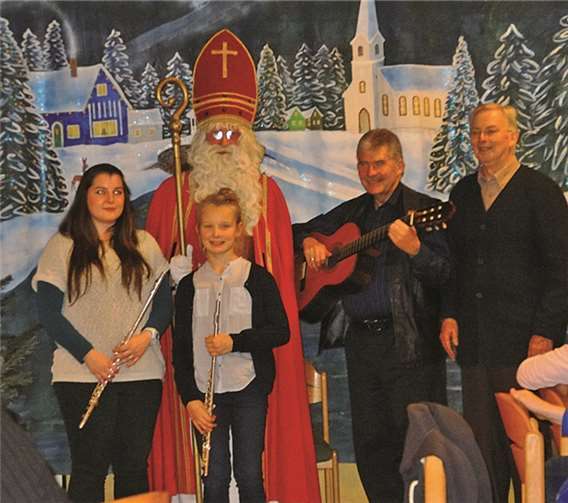 Gemeinsam auf der Bühne: Sarah Scholl, Antonia Oster, der Nikolaus, alias Henning Oster, Hans Wohlgemut und Hermann Doetsch. privat