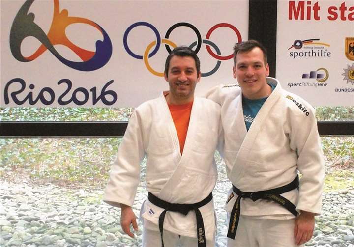 Gemeinsam auf der Matte: Holger Schenk, re., und der ehemalige Nationaltrainer Zyperns Frixos Raidos im Bundesleistungszentrum Köln, der im gleichen Lehrgang die Trainer-A Lizenz bestanden hat.privat
