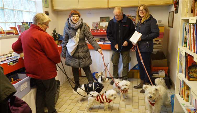 Gemeinsam auf der Suche nach den richtigen Schmökern für gemütliche Winterabenden waren die zwei- und vierbeinigen Besucher aus Kaisersesch.Fotos: -SOT-