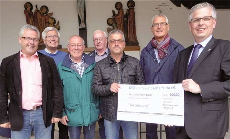 Gemeinsam auf „gutem Weg“ sind die Pilgerakteure (v.l.n.r.): VBM Albert Jung, SMB-ler Dieter Preß, Heinz Schäfer, Horst Nöthen und Jürgen Weiss (2.v.r.) sowie BM Burkhard Klinkner und Thomas Welter von der Volksbank Eifeltor. PRESS