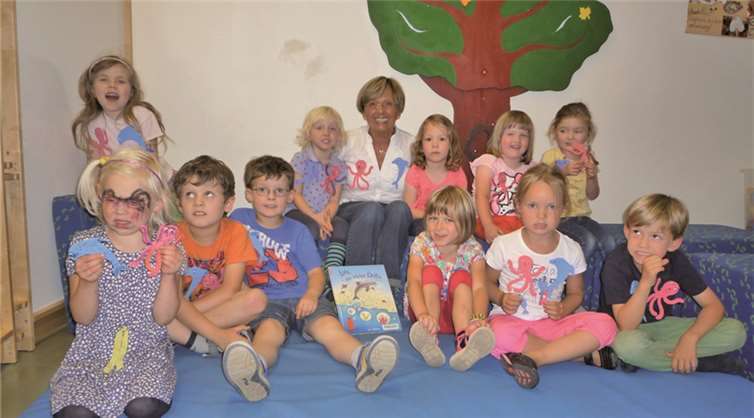 Gemeinsam basteln und lauschen die Kinder im Märchencafé. privat