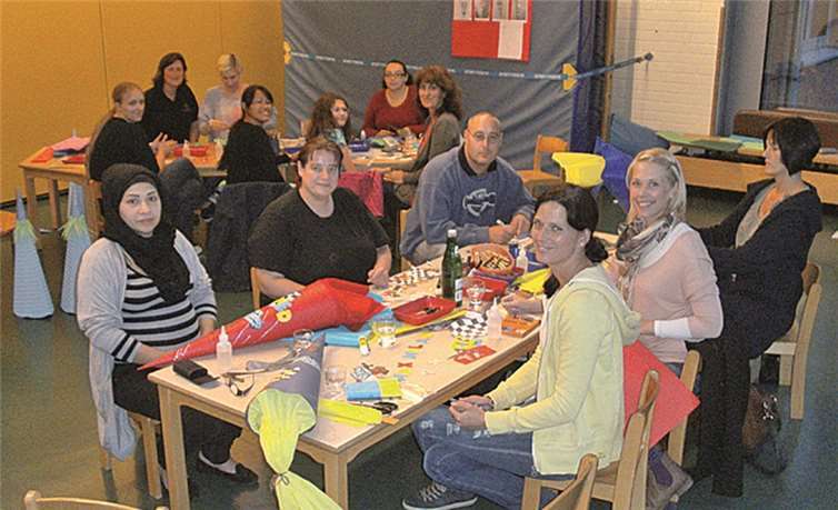 Gemeinsam bastelten die Eltern für ihre Kinder Schultüten in der Kita Westum.privat