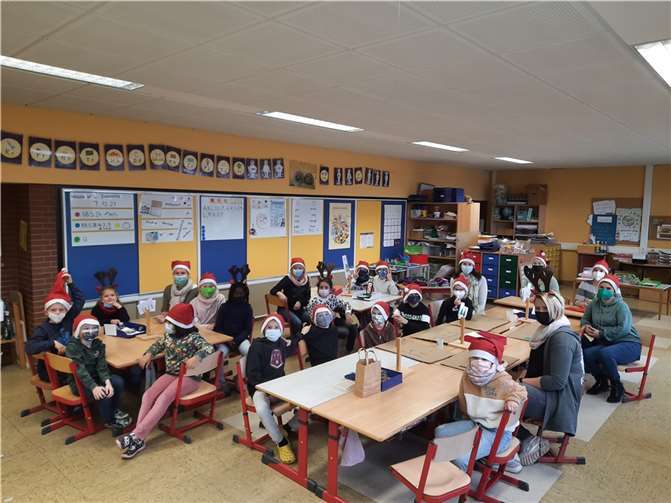 Gemeinsam bastelten die Kinder für den guten Zweck. Foto: privat