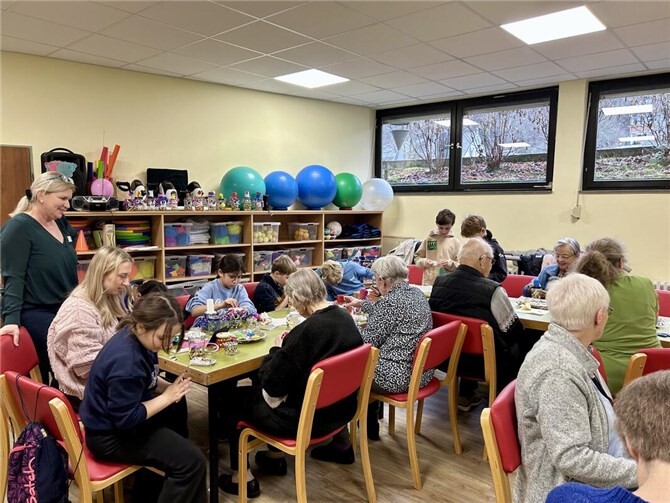 Gemeinsam bastelten die Kinder mit den Senioren.  Foto: Carina Rüth