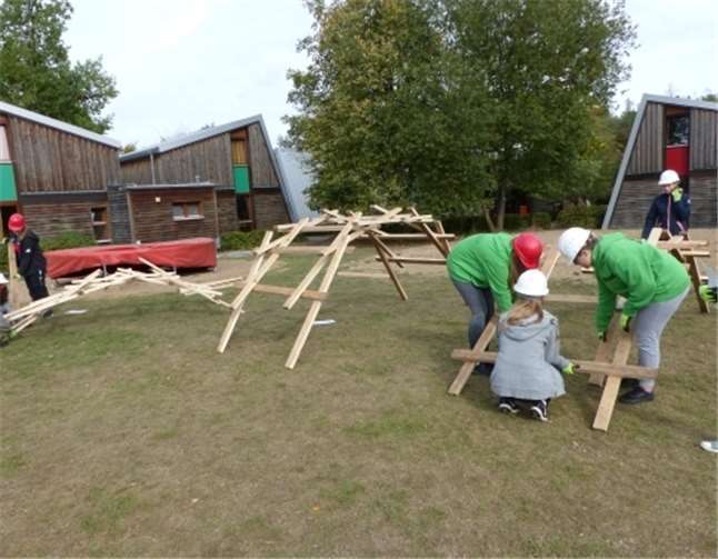 Gemeinsam bauten die Kinder Brücken aus Holzlatten. Privat