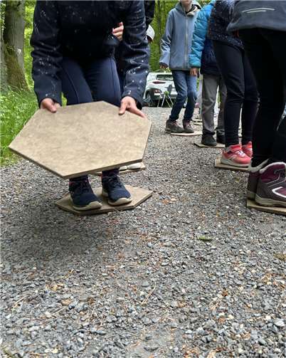 Gemeinsam bauten die Kinder möglichst schnell eine Biotopbrücke für die Siebenschläfer.