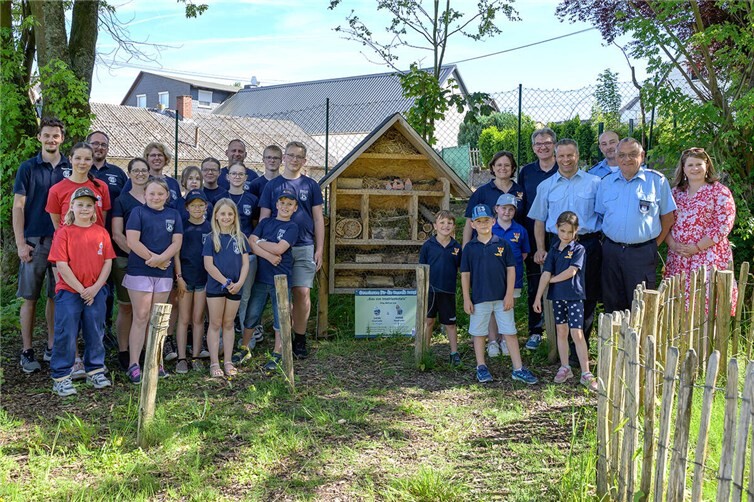 Gemeinsam bauten die Mitglieder der Bambini-Feuerwehr Ebernhahn, Leuterod, Mogendorf und Staudt ein Insektenhotel als Teil gemeinsamer Projekte.