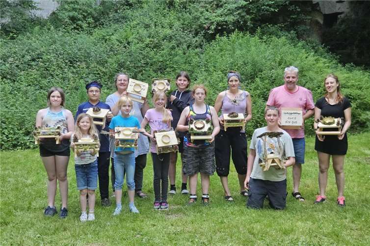 Gemeinsam bauten die Teilnehmer Eichhörnchen-Tische. Fotos: privat