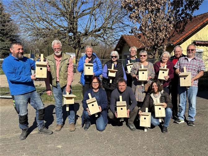 Gemeinsam bauten die Teilnehmerinnen und Teilnehmer Nistkästen, die zukünftig an Mülheim-Kärlicher Straßenbäumen Brutgelegenheit für Vögel bieten sollen. Foto: VG Weißenthurm / Nina Ketzner
