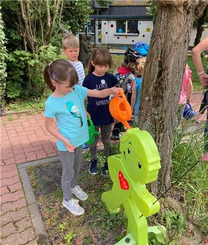 Gemeinsam befülllten die Kinder die Männchen mit Wasser.