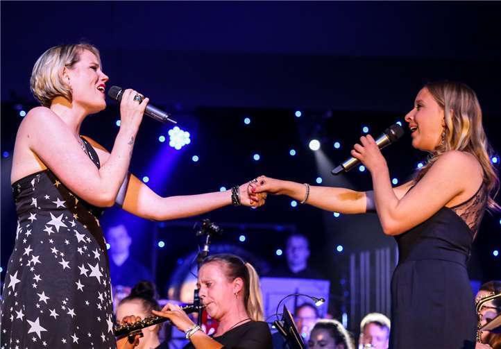 Gemeinsam begeisterten die Sängerinnen Svenja Braun und Hannah Liesenfeld die Gäste beim Konzert Musik-Wein-Kultur-PUR.