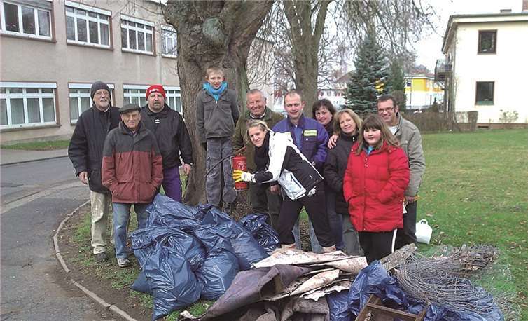 Gemeinsam begingen die Mitglieder der KFK Schälsjer den Dreck-Weg-Tag.  Privat