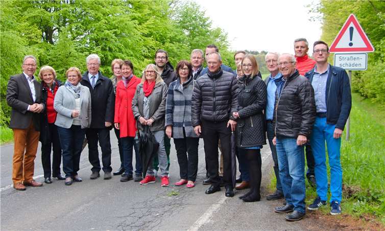 Gemeinsam begutachteten die Mitglieder des CDU Kreisvorstandes aus Neuwied die Neuwieder Straßen und kamen zu dem Urteil: Hier muss sich dringend etwas ändern! Foto: CDU Neuwied