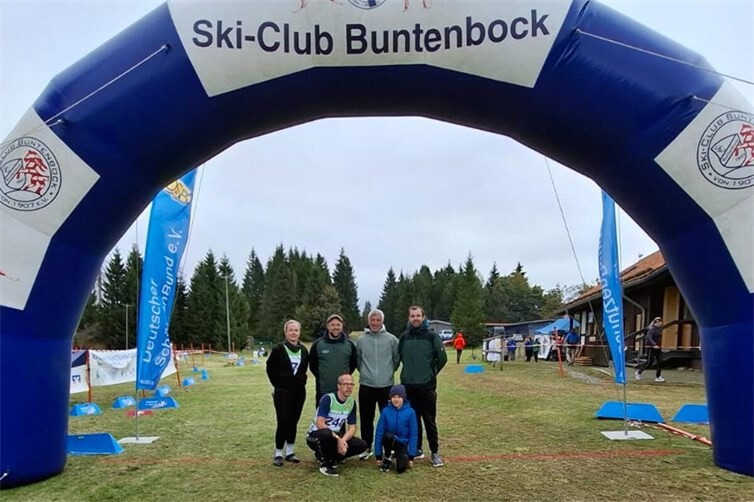 Gemeinsam bei der Deutschen Meisterschaft im Sommerbiathlon: Die Sportler der SGi Raubach vor dem Startbogen in der Richard-Schulze-Biathlon-Arena am Sonnenberg.