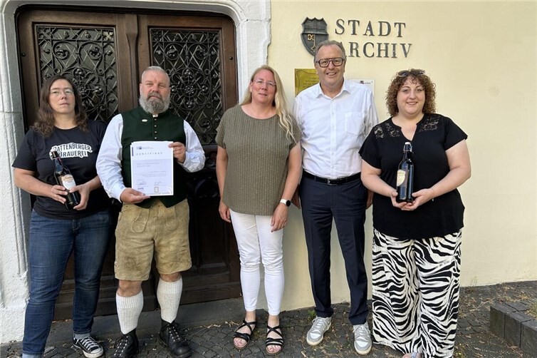 Gemeinsam beim Pressetermin vor dem Stadtarchiv Linz am Rhein: Christiane Ludwig, Matthias Ludwig, Stadtarchivarin Andrea Rönz, Stadtbürgermeister Helmut Muthers und Janine Petit, Leiterin der Tourist-Information Linz.