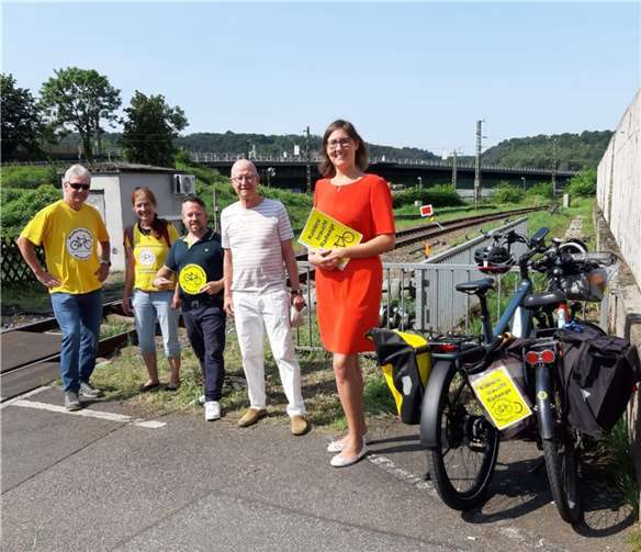 Gemeinsam besichtigen Freie Wähler und Mitglieder des Radentscheids Koblenz den Einstieg zum vorgeschlagenen beständigen barrierefreien Gehweg an der Horchheimer Eisenbahnbrücke (von rechts) Kathrin Laymann, Edgar Kühlenthal, Stephan Wefelscheid, MdL (alle Freie Wähler), Waltraud Daum, Michael Berger (Radentscheid Koblenz). Foto. Privat