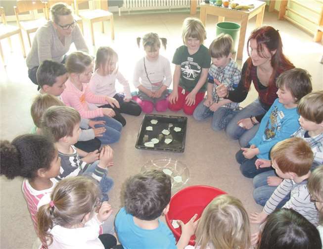 Gemeinsam besprachen die Kinder mit Frau Hundertwasser die Lebensmittelgruppen. privat