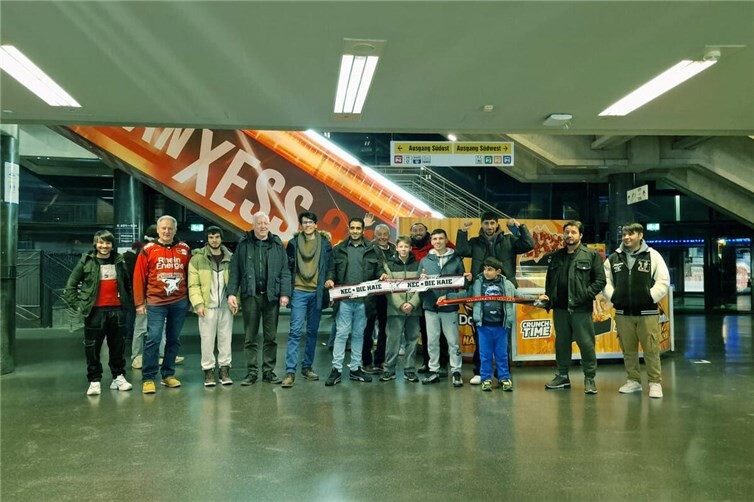 Gemeinsam besuchte die Gruppe das Eishockey-Spiel der Kölner Haie gegen die Straubing Tigers. Foto: Förderverein Flüchtlingshilfe Maifeld